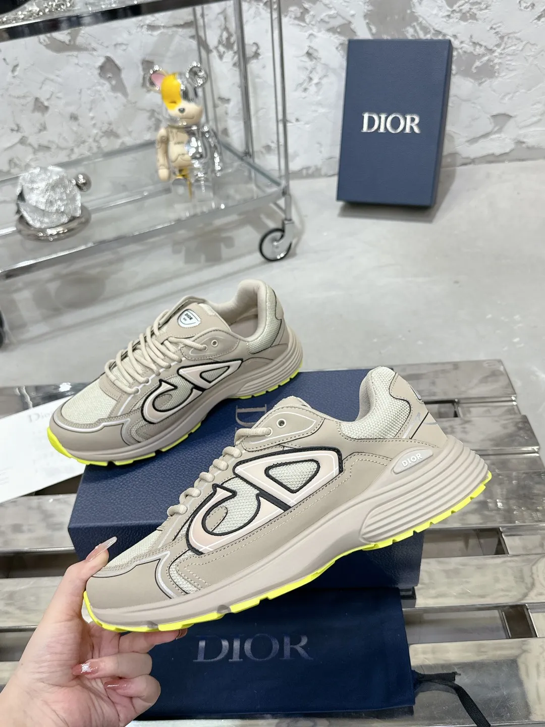 Men's men's shoes 💰600❤️❤️❤️High version Dior Dior's latest color matching B30 series reflective dad sneakers original 17380💰 purchased for development and production Brand new B30 sneakers Dad Shoes style shoes that follow the trend of the retro market The Dior logo on the tongue also indicates that this pair of shoes is the B30 model! B30 uses fine-textured leather and mesh cloth materials to form a shoe body. There are conspicuous letters CD on both sides of the shoe body to indicate identity. Many lines on the shoe body outline details to make the shoes look less monotonous and full of retro flavor. The delivery counter is exquisitely packaged🛍📦 ▪️Fabric: Original customized technical fabric + mesh ▪️Inner lining: Customized breathable lining ▪️Outsole: Original molded IP foam + TPU outsole ▪️Sole thickness: 3.5CM ▪️Size: Women’s size 35-40 / Men’s size 39-46